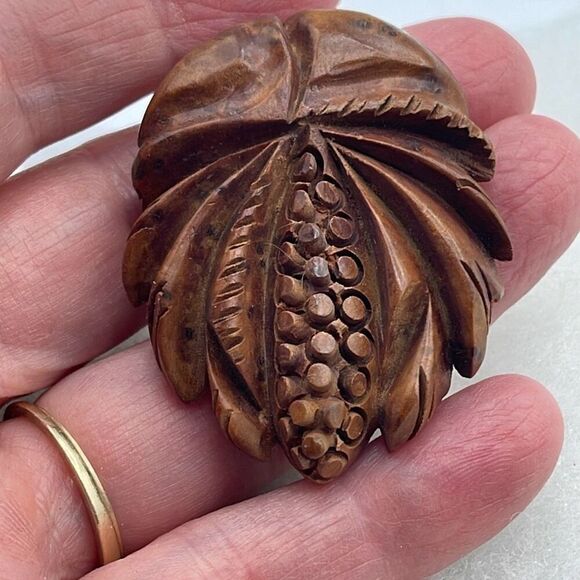 Antique-Vintage hand carved wood fur dress clip. Botanical design - Picture 2 of 7